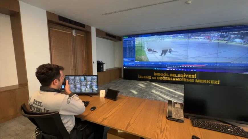 İnegöl Belediyesi İzleme Merkezi, Kamusal Alanı Kirleten Vatandaşları Tespit Ederek Hem Temizlik Yaptırdı Hem Ceza Kesti