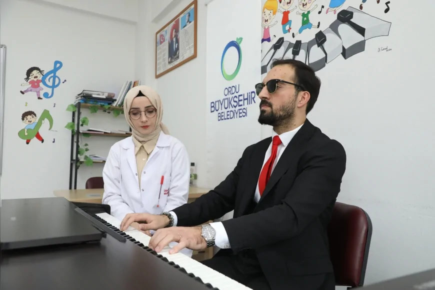 Görme Engelli Memur Kemal Çoban: “Piyano Çaldıkça Çok Mutlu Oluyorum”