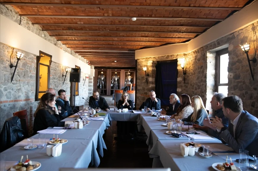 İzmir Şehir Tiyatroları Danışma Kurulu Tarihi Asansör’de Toplandı: Yeni Sezon Hedefi Daha Fazla Sahne ve Oyun