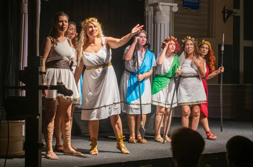 Kuşadası Belediye Tiyatrosu’nda Yeni Sezon “Kadınların Savaşı” ile Başladı