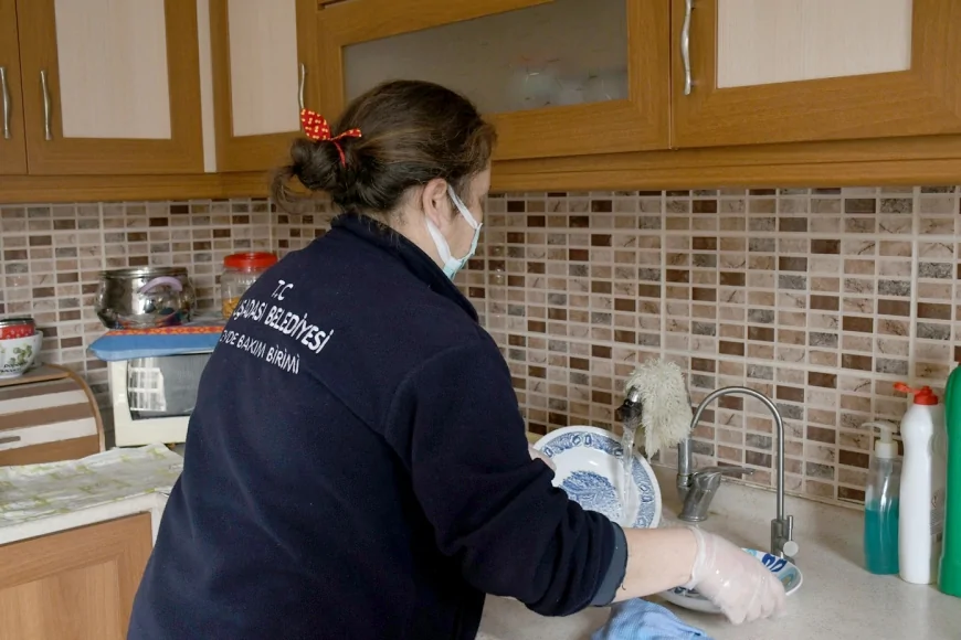 Kuşadası Belediyesi Evde Bakım Ekipleri: “Yardım Melekleri” Kent Genelinde Hizmetlerine Devam Ediyor