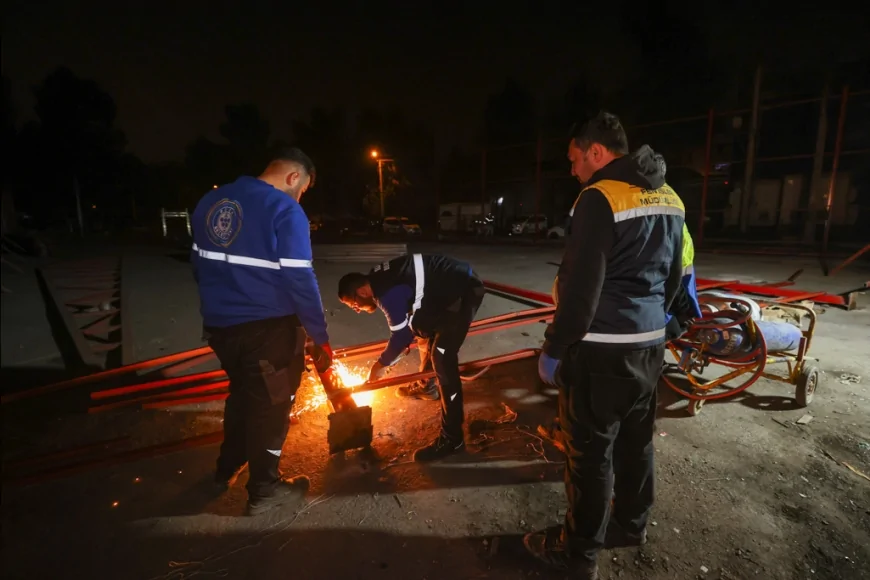 Buca Belediyesi Hazine Arazisindeki Kaçak Yapıyı Gece Operasyonuyla Yıktı