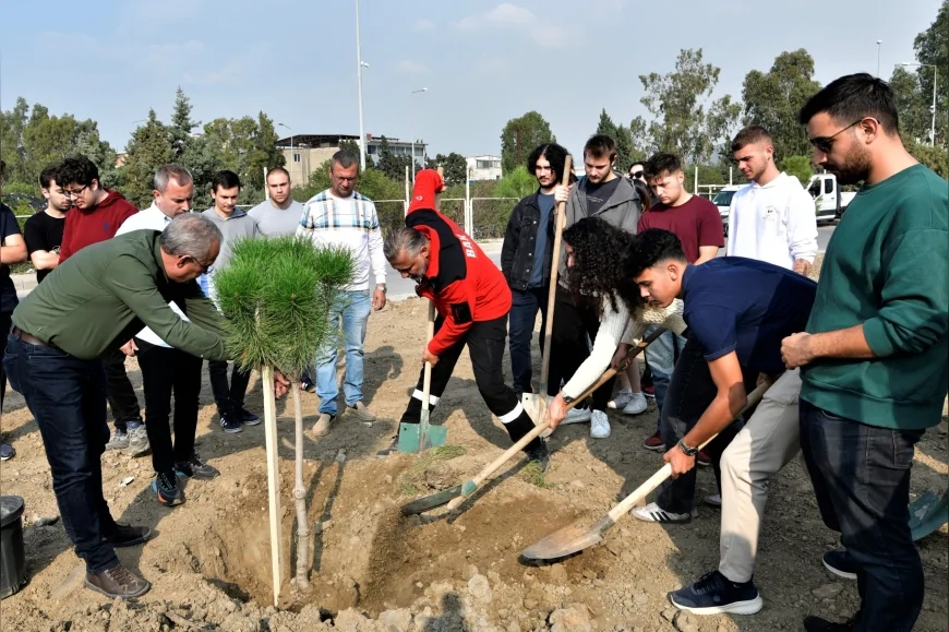 Bornova Belediyesi ve ZMO Genç İş Birliğiyle 120 Fıstık Çamı Fidanı Toprakla Buluştu