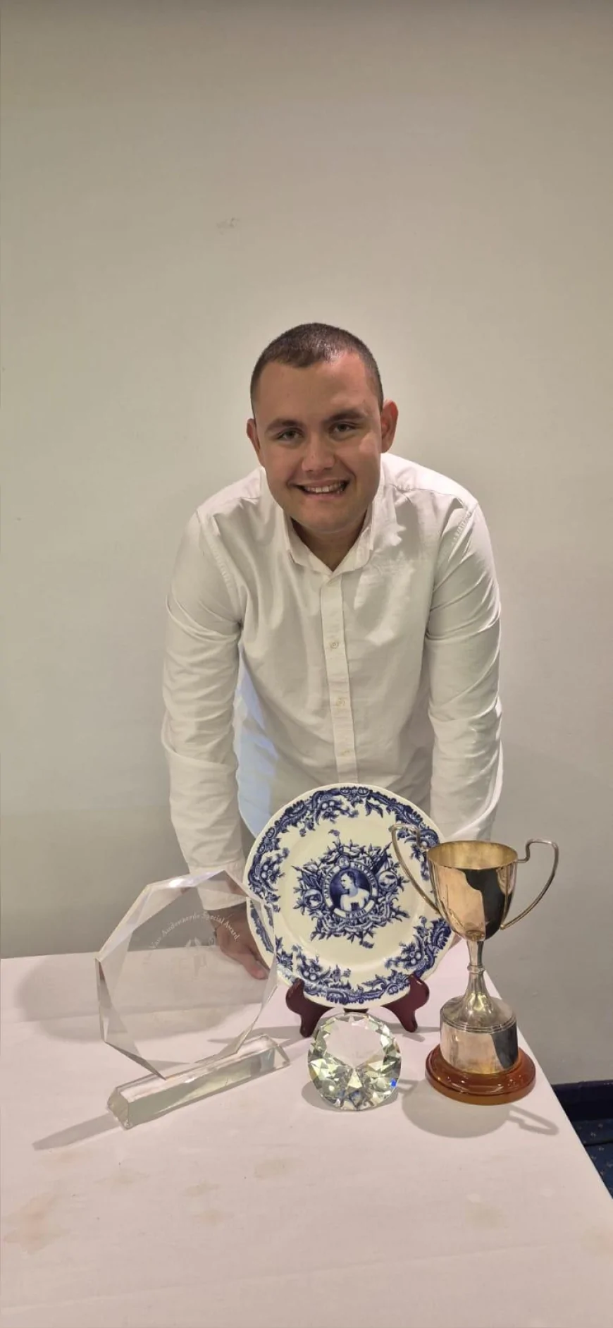 İzmirli Yüzücü Tuna Tunca: “Manş Denizi’ni Solo Geçen İlk Otizmli Erkek Sporcu” Unvanıyla İngiltere’de İki Ödül Aldı