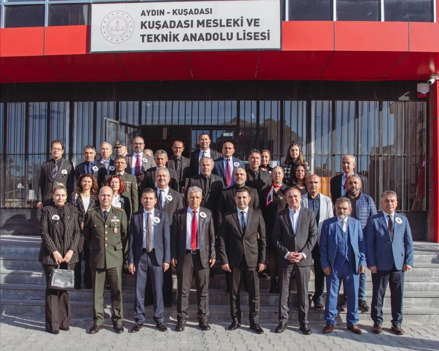 Kuşadası’nda Öğrencilerden Atatürk’e Duygusal Anma Programı: Türküler, Oratoryo ve Saygı Duruşu