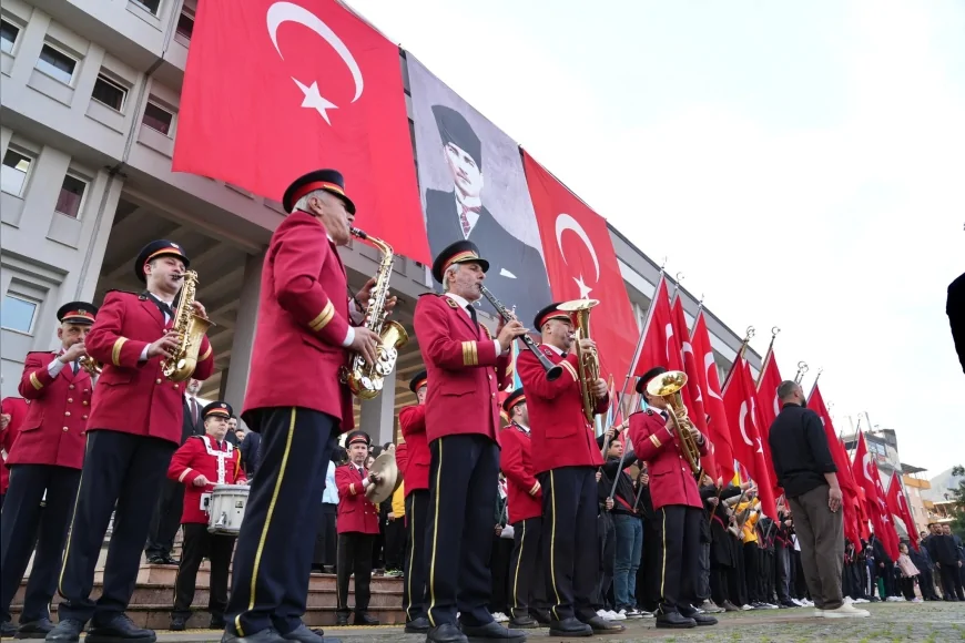 Giresun’da 09:05’te Hayat Durdu: Atatürk’ün 87. Ölüm Yıldönümünde Saygı ve Minnetle Anıldı