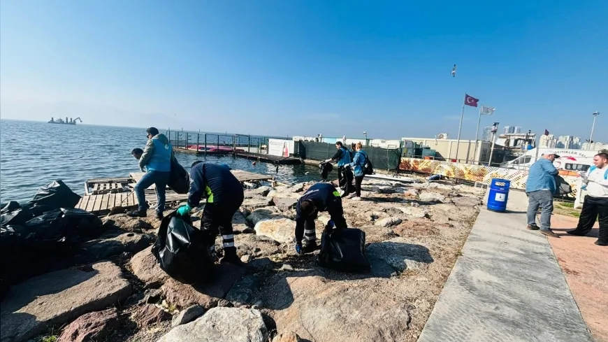 Karşıyaka Kıyılarında Doğaseverlerden Ortak Temizlik: “Küçük Bir Hareket Büyük Bir Fark Yaratabilir”