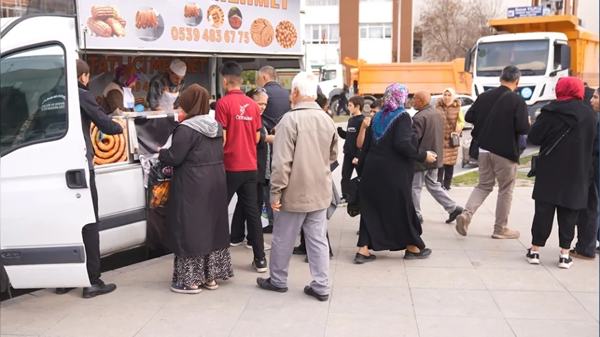 Gölbaşı Belediyesi Atatürk ve Şehitler İçin Mevlid-i Şerif Okuttu, Vatandaşlara Lokma İkramında Bulundu
