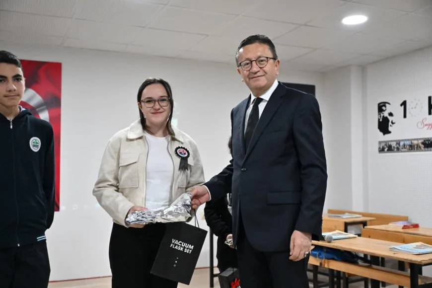 Altındağ Belediyesi’nin “Kalemimden ve Fırçamdan Sevgili Atatürk” Yarışmasında Öğrenciler Ödüllerini Aldı