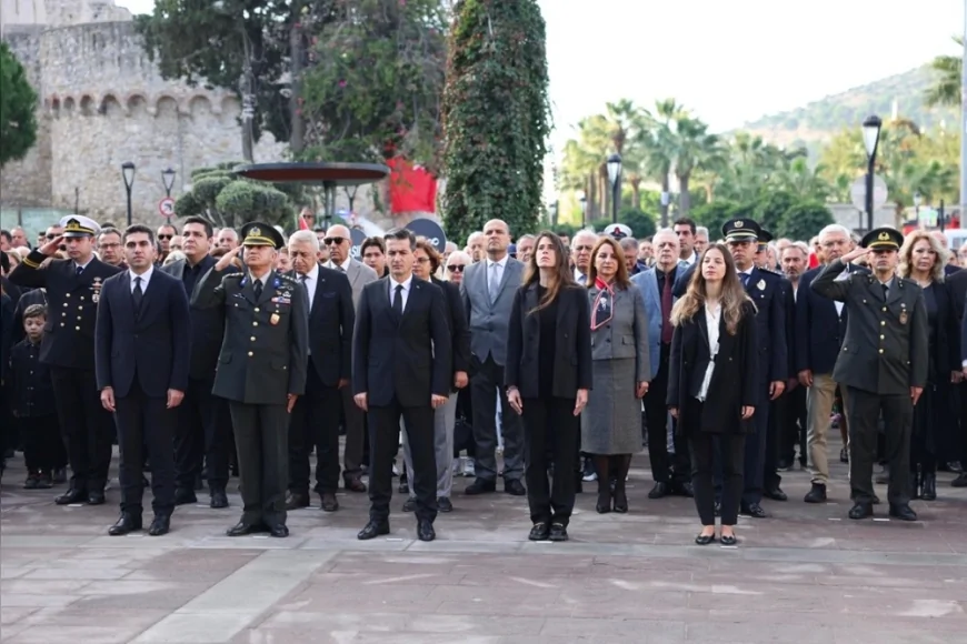 Çeşme’de 10 Kasım Anlamla, Minnetle ve Sanatla Kutlandı: Yeni Atatürk Heykeli Açılışı Duygulandırdı