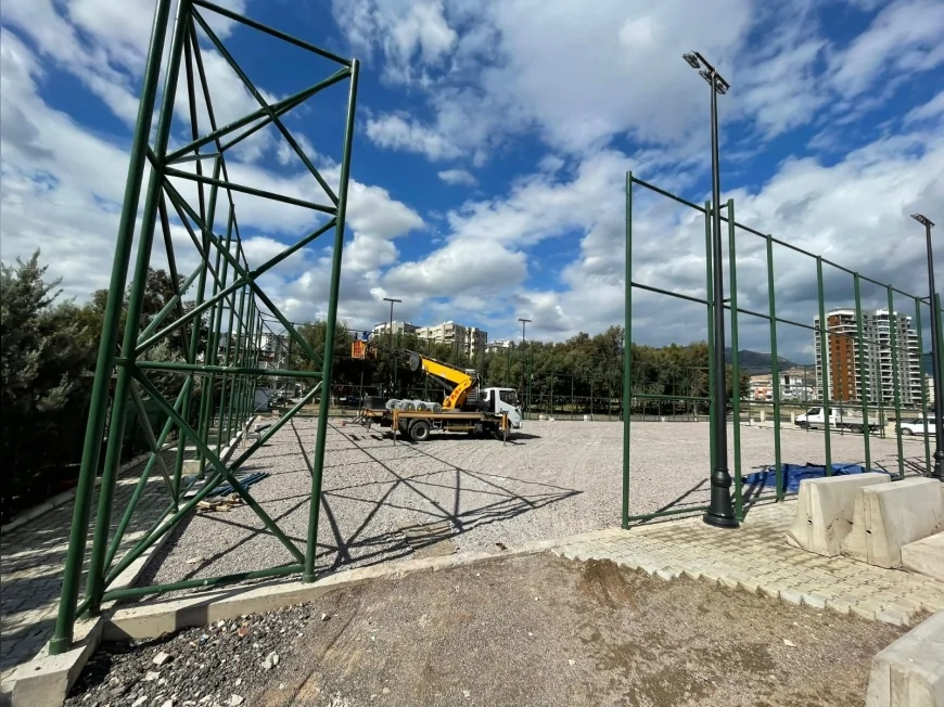 İzmir Büyükşehir Belediyesi’nden Gençlere Beş Yeni Halı Saha: Dört İlçede Spor Yatırımları Devam Ediyor