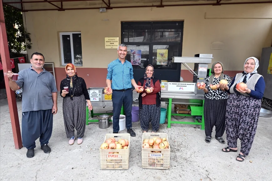 Mersin Büyükşehir Belediyesi’nden Karahacılı Üreticilerine Nar Taneleme ve Sıkma Makinesi Desteğiyle Verim Artışı Sağlandı