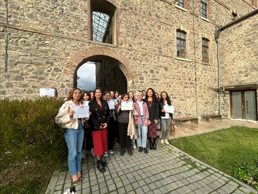 İzmir Büyükşehir Belediyesi ve Habitat Derneği İş Birliğiyle “Kadınlar Dijitalde Güçleniyor” Programı Tamamlandı