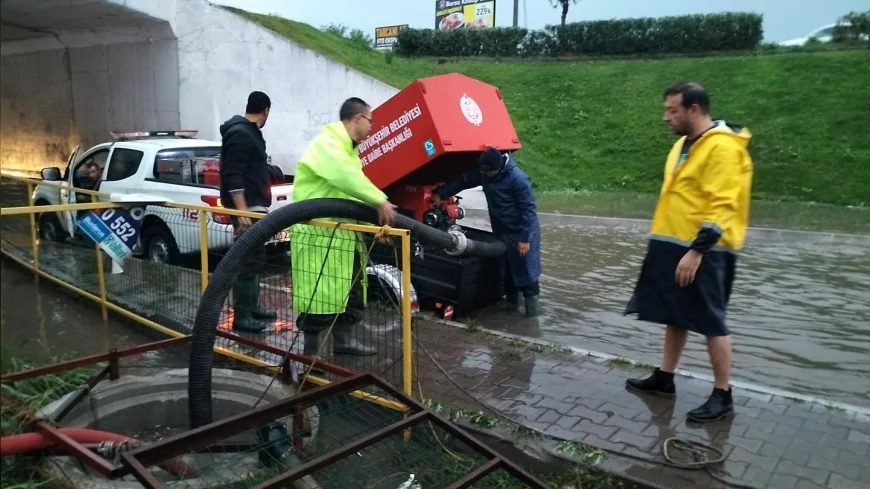 Edremit Belediyesi Şiddetli Yağışlara Karşı Menfez ve Mazgallarda Temizlik Çalışmalarını Hızlandırdı