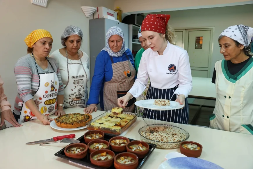 Buca Belediyesi Evka-1 Semt Evi’nde Kadınlara Ücretsiz Dünya Mutfağı Eğitimi Sunuyor
