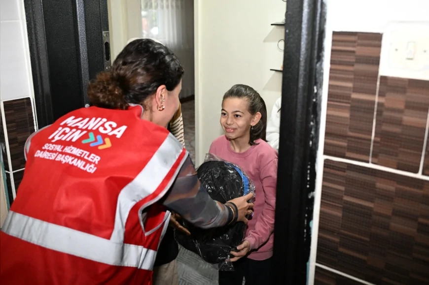 Manisa Büyükşehir Belediyesi 15 Bin Öğrenciye Çanta ve Kırtasiye Seti Dağıtımında Sona Yaklaştı