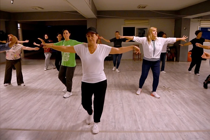 Kuşadası’nda Halk Dansları Kurslarına Yoğun İlgi Artıyor ve Kültürel Buluşmalar Kentte Geniş Katılımla Sürdürülüyor