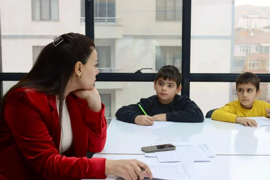 Elazığ Belediyesi’nin 15 Haftalık “Pozitif Nesil Destekleyici Grup” Programı Aile ve Gençlere Uzman Psikologlarla Terapi Desteği Sunuyor