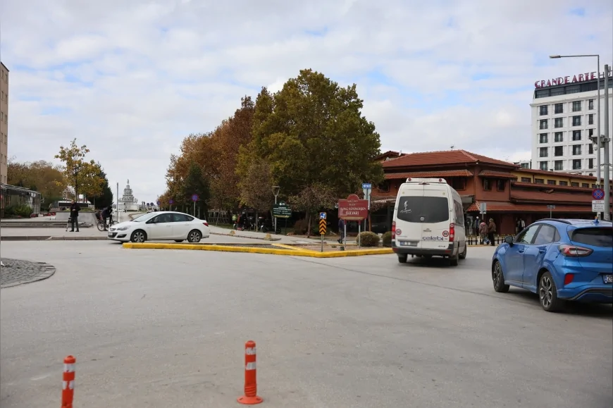 Eskişehir Büyükşehir Belediyesi Haller Kavşağı’nda Trafik Akışını Düzenleyen Yeni Fiziki Uygulamayı Hayata Geçirdi