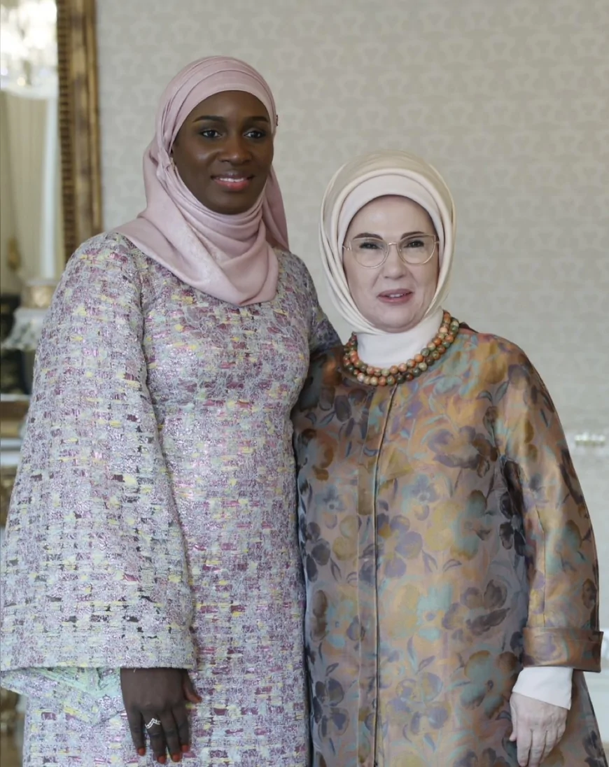 Cumhurbaşkanı Erdoğan’ın Eşi Emine Erdoğan ile Marie Khone Faye İstanbul’daki “Yankılar” Sergisi Açılışında Bir Araya Geldi