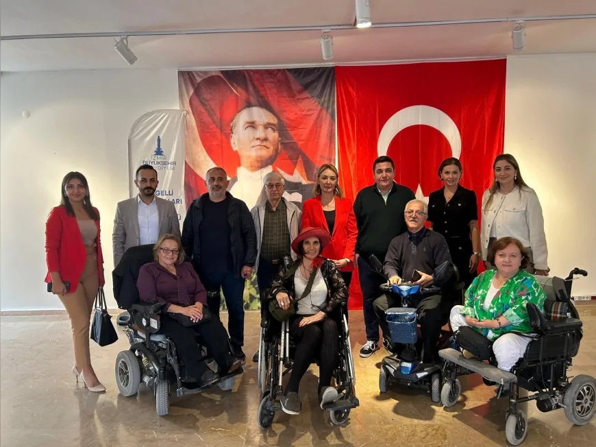 İzmir Büyükşehir Belediyesi Çeşme Belediyesi Alaçatı Ek Hizmet Binasına İki Yıldızlı Kırmızı Bayrak Verdi