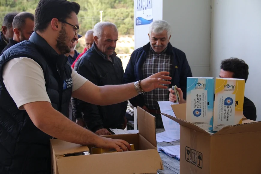 Antalya Büyükşehir Belediyesi Kaş’ta Organik Üretimi Destekleyen Yapışkan Tuzak Dağıtımıyla Çiftçilere Biyoteknik Mücadele Sağlıyor