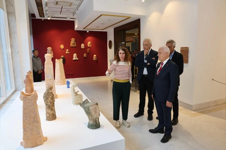 Bursa’da Nasip ve Nuri İyem’in 21 Yıl Sonra Buluştuğu “Gözlerimin Önündesin” Sergisi Sanatseverleri Ağırlamayı Sürdürüyor