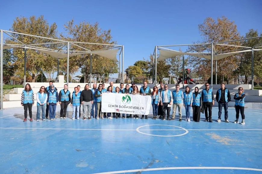 İzmir’in Buca İlçesinde Gönüllüler Yörük Ali Efe Parkı’nda Bir Araya Gelerek Çevre Temizliğiyle Doğa Hassasiyetine Örnek Oldu