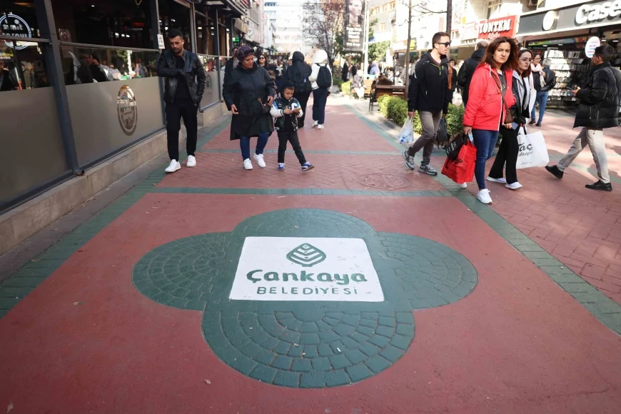 Çankaya Belediyesi Kızılay’ın Yüksel Caddesi ile Konur ve Karanfil Sokaklarında Gece Çalışmalarıyla Yenileme Sürecini Hızlandırıyor