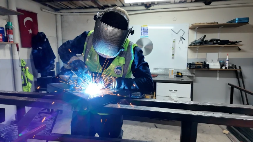 Kayseri Büyükşehir Belediyesi Recep Tayyip Erdoğan Millet Bahçesi İskele Yolunu 65 Adet LED Direkle Aydınlatarak Geceleri Daha Güvenli ve Görsel Olarak Etkileyici Hale Getirdi