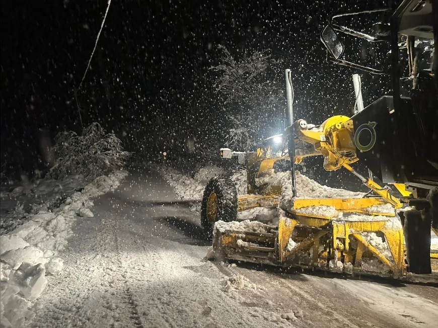 Ordu Büyükşehir Belediyesi İlk Kar Yağışıyla Birlikte Mesudiye ve Kabadüz’de Yoğun Mücadele Çalışmalarını Başlattı
