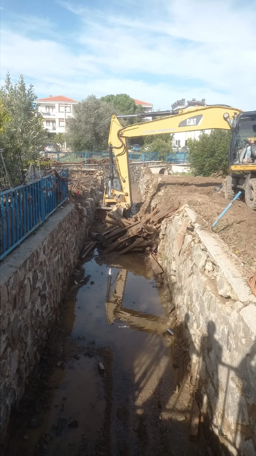 Foça’da Rekor Yağış Sonrası Dere Yataklarında 6 Bin Ton Malzeme Temizlendi ve Altyapı Onarımları Hızla Başladı