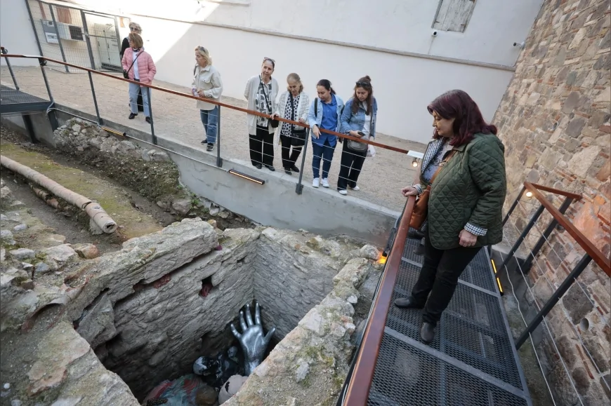 Tarihi Kıllıoğlu Hamamı’nda Açılan “Boşluk Aralık Mesafe” Sergisi Restorasyon Sonrası İzmir’de Yoğun İlgi Görüyor