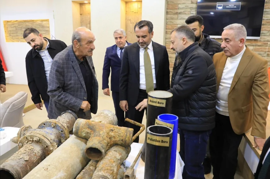Elazığ Belediye Başkanı Şahin Şerifoğulları Eski İçme Suyu Borularını Meclis’te Sergileyerek Altyapı Yenileme Çalışmalarının Şehrin Geleceği İçin Taşıdığı Kritik Önemi Vurguladı