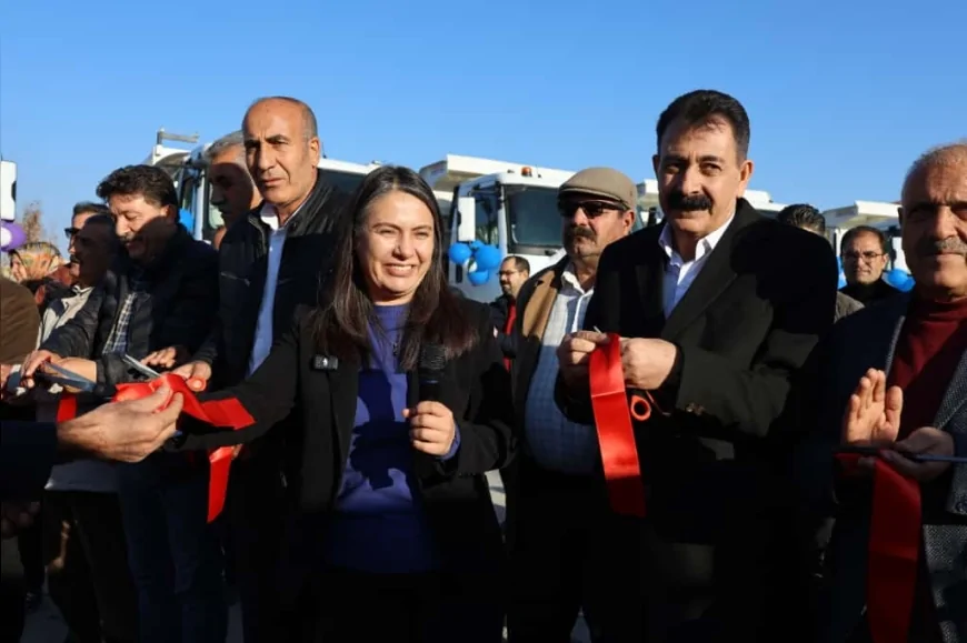 Ağrı Belediyesi Yeni Hizmet Araçlarını Konvoy Eşliğinde Kentte Tanıtarak Hizmet Kapasitesini Genişletti