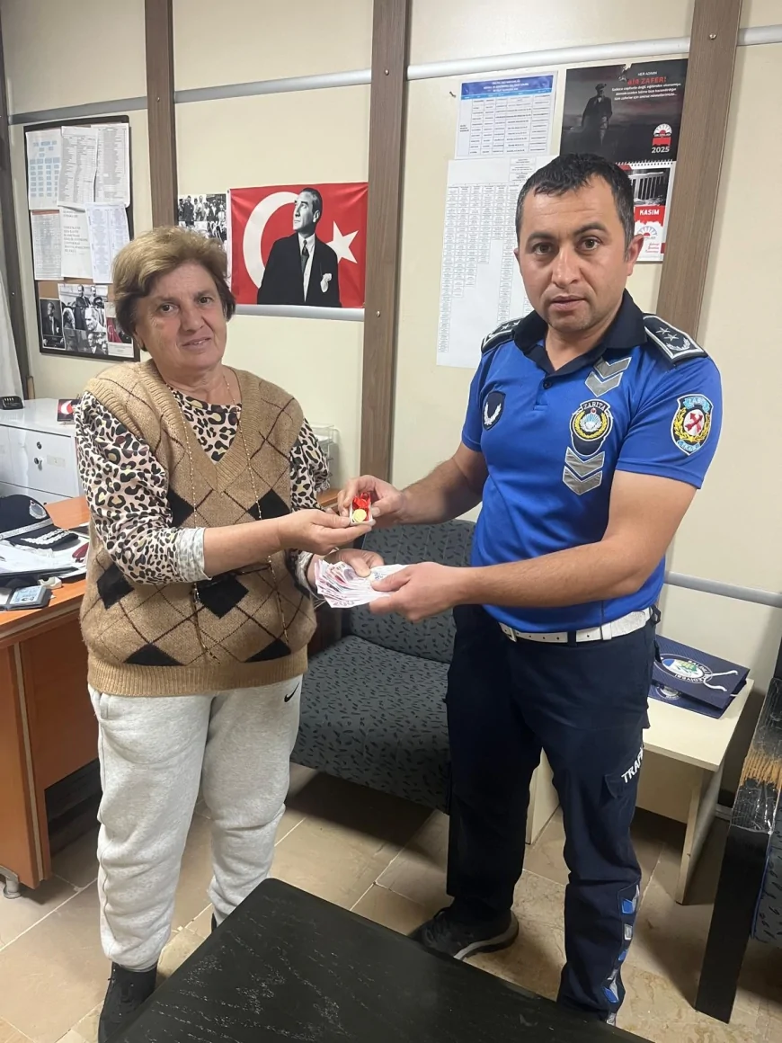 Salihli’de Zabıta Ekipleri Kaybolan Para ve Ziynet Eşyasını Tutanakla Teslim Ederek Vatandaşın Mağduriyetini Hızla Giderdi