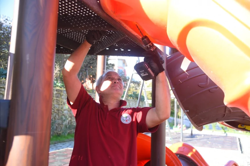 Giresun Belediyesi Kent Genelindeki Parklarda Ekipman Yenileme ve Güvenlik Odaklı Bakım Çalışmalarını Aşamalı Olarak Sürdürüyor