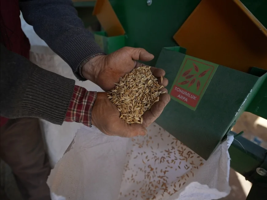 Denizli Büyükşehir Belediye Başkanı Bülent Nuri Çavuşoğlu’ndan Serinhisar’daki üreticilere iki yeni makineyle kapsamlı destek