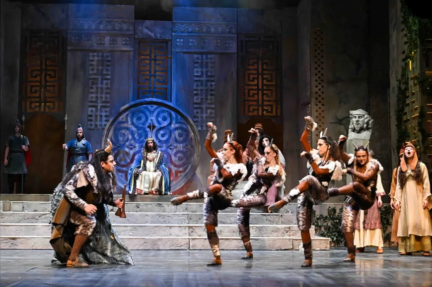 İzmir Devlet Opera ve Balesi “Midas’ın Kulakları” Operasını Yenilenen Kadrosu ve Modern Sahneleme Yorumu ile Kasım 2025’te Yeniden İzleyiciyle Buluşturacak