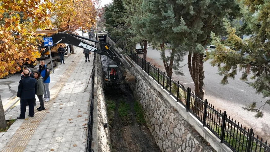 Çorum Belediyesi Melikgazi Deresi’nde 1200 Metrelik Hattı Temizleyip Islah Ederek Çevresel Riskleri Önlemeye Yönelik Çalışmalarını Hızlandırdı