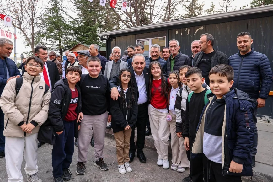 Keçiören Belediye Başkanı Mesut Özarslan Yeşiltepe’deki özel halk otobüsü şoförleriyle bir araya gelerek esnafın çalışma koşullarını güçlendiren tesis için destek mesajı verdi
