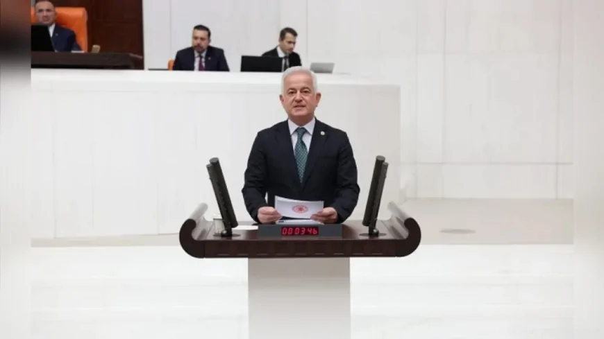 İSMET GÜNEŞHAN TBMM’DE “OKULLAR SİYASİ PROPAGANDA SAHNESİ DEĞİLDİR” DİYEREK ÇANAKKALE’DEKİ TİYATRO DAYATMASINI İFŞA ETTİ