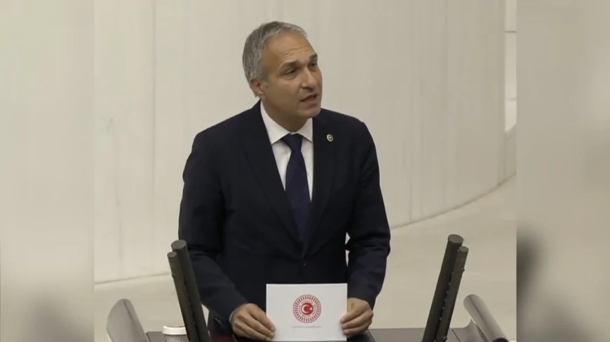 SUAT ÖZÇAĞDAŞ TBMM’DE MEB’DEKİ PERSONEL KRİZİNİ ANLATTI “100 BİN ÜCRETLİ ÖĞRETMEN VAR, 59 BİN OKULDA GÜVENLİK YOK; BU ÜLKE ÇOCUKLARINI KORUYAMIYOR”