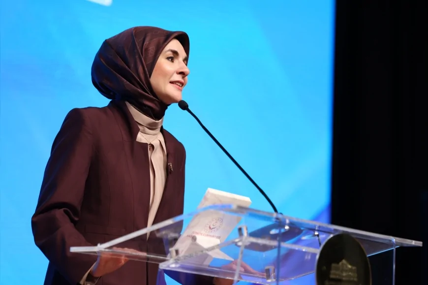 Aile ve Sosyal Hizmetler Bakanı Mahinur Özdemir Göktaş: “Anne ve baba rollerini belirsizleştiren modern yaşam pratikleri aile kurumunun geleceğini derinden etkiliyor”