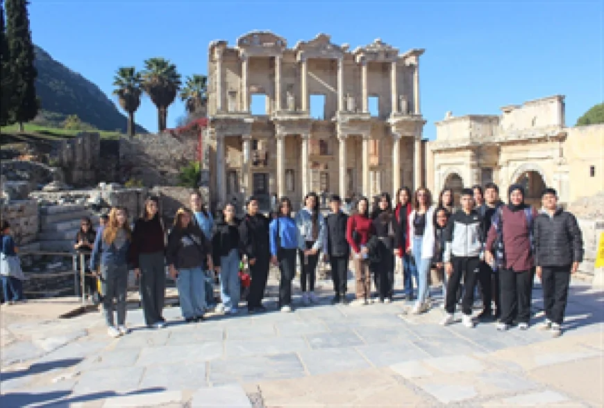 İzmir Büyükşehir Belediyesi Öğrencileri Efes Antik Kenti Gezisi ve Bergama Vapuru’ndaki Blues Etkinliğiyle Sınav Sürecinde Destekledi