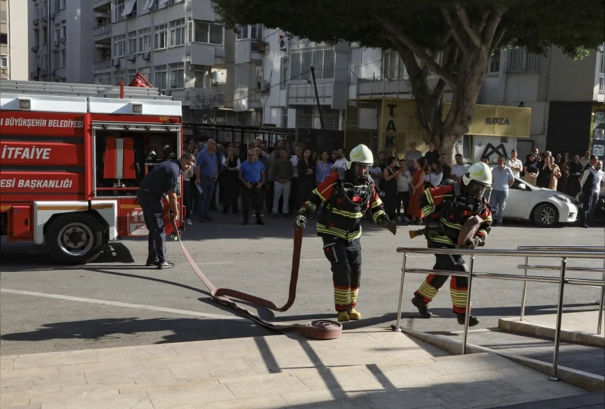 Mersin Büyükşehir Belediyesi Ana Hizmet Binası’ndaki yangın tatbikatında personel 3,5 dakikada tahliye edilerek olası acil durumlara karşı hazırlık seviyesi test edildi