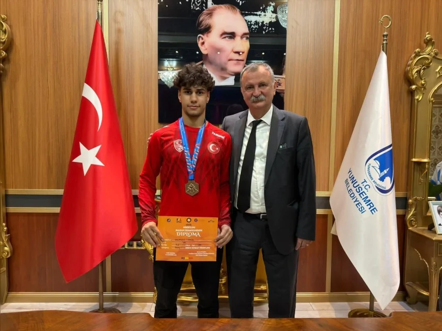 Yunusemre Belediye Başkanı Semih Balaban Milli Güreşçi Kadir Kadiroğlu’nu Makamında Ağırlayarak Başarılarını Değerlendirdi