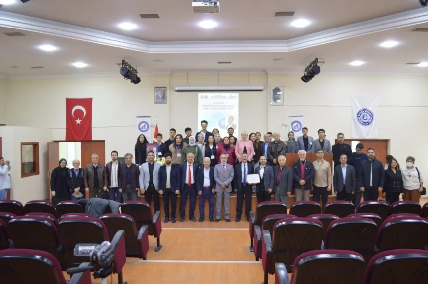 Ege Üniversitesinde düzenlenen konferansta Prof. Dr. İbrahim Maraş “FETÖ’nün Türk Dünyasıyla ilişkilerde yarattığı zihniyet tahribatını” anlattı