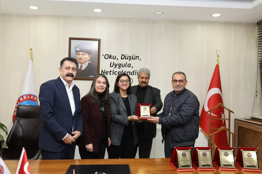 Ağrı Belediyesi Eşbaşkanları Aras ve Akkuş Temizlik İşleri Ekiplerine Özverili Çalışmaları Nedeniyle Plaket Takdim Ettiklerini Açıkladı