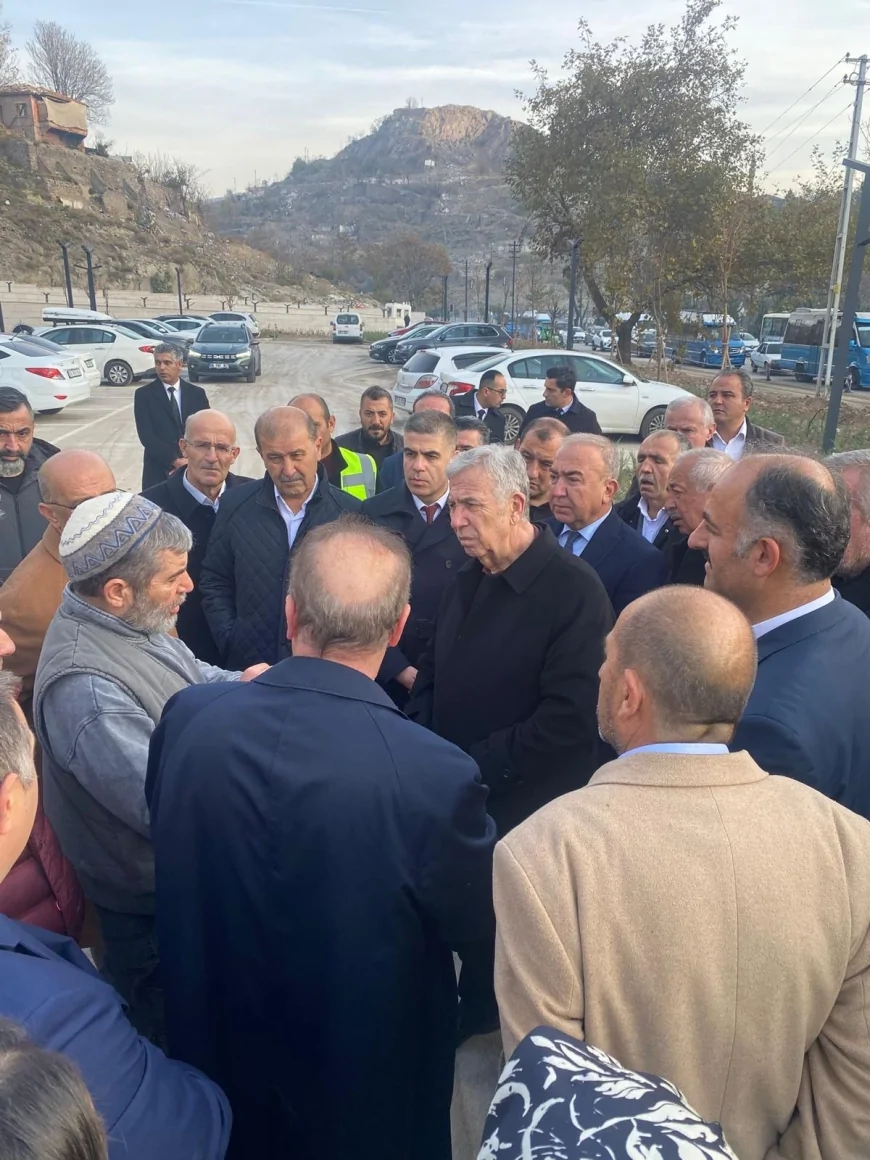 Ankara Büyükşehir Belediye Başkanı Mansur Yavaş Hacı Bayram Esnafıyla Buluştu ve Bölgedeki Projeleri Yerinde İnceledi